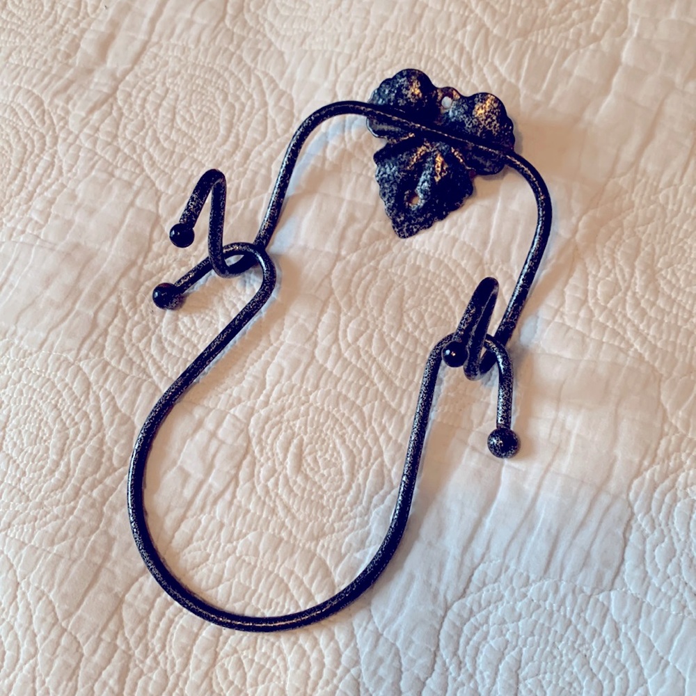 Hand towel holder - EUC Metal black ivy leaf holder for the wall